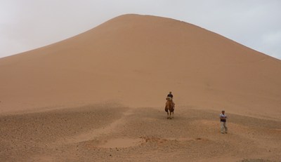 砂漠の山